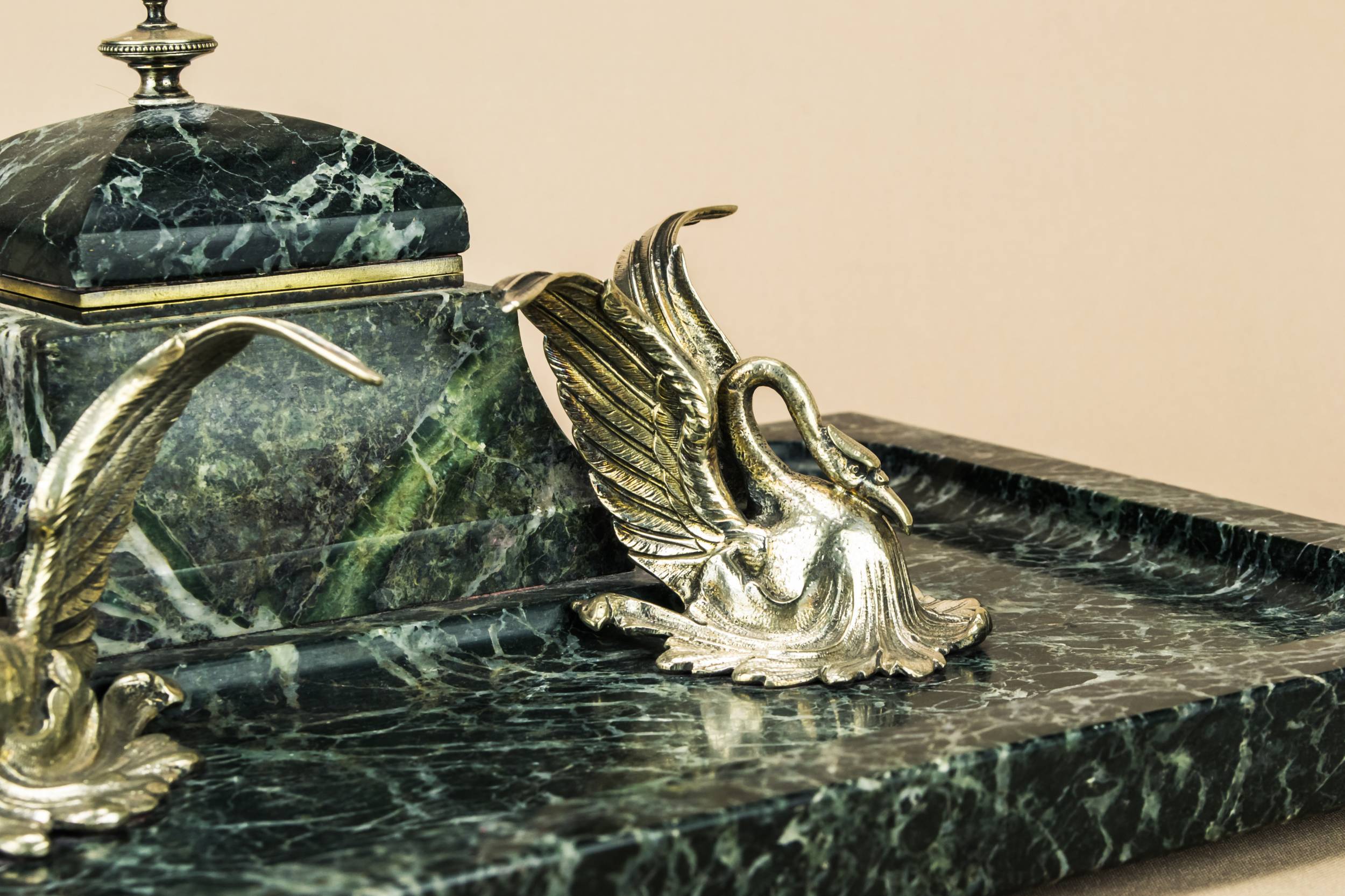 Neo-classical Antique Schumacher — Opulent marble swans inkwell 4