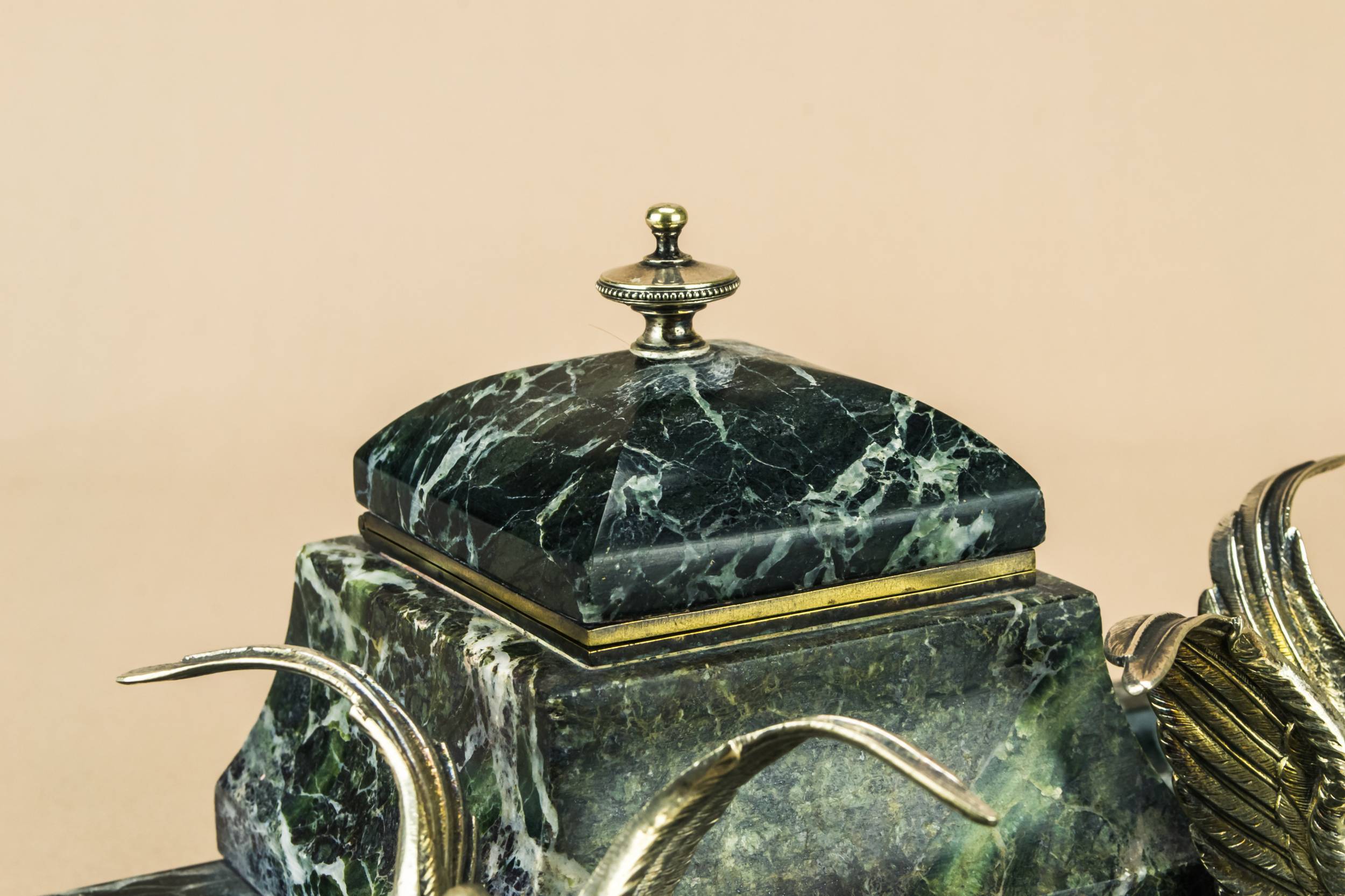 Neo-classical Antique Schumacher — Opulent marble swans inkwell 7