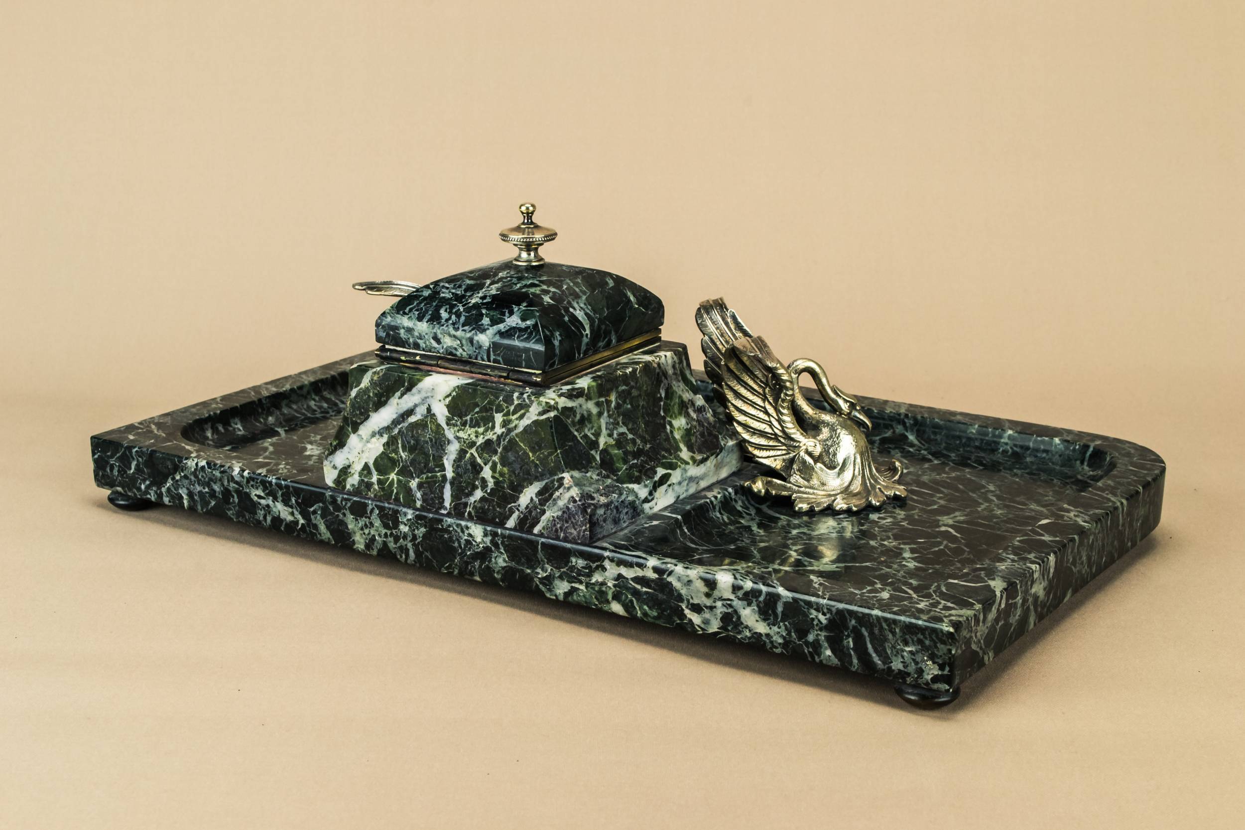 Neo-classical Antique Schumacher — Opulent marble swans inkwell 5