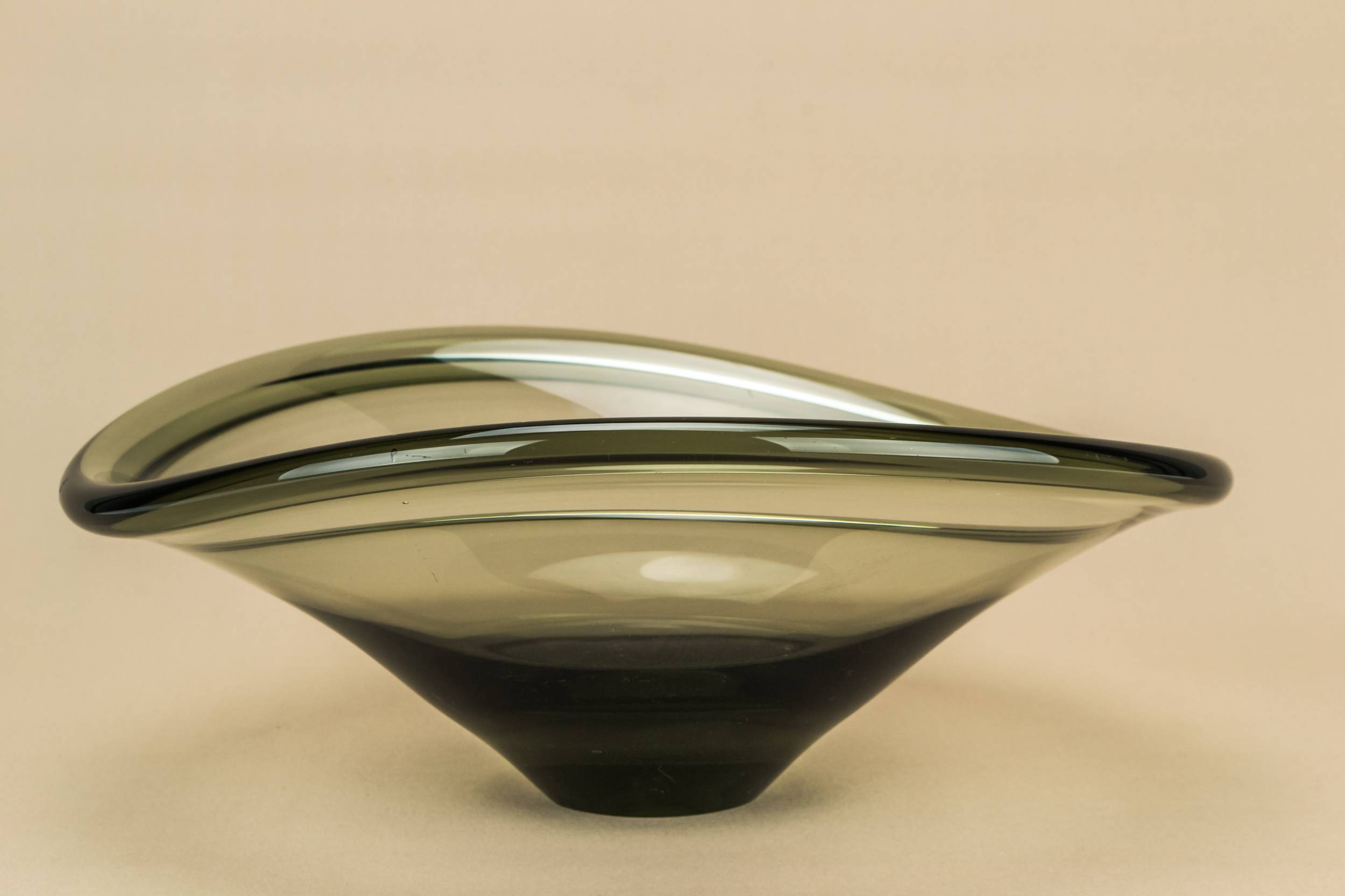 Mid-century Modern Glass — Imposing grey glass bowl 2
