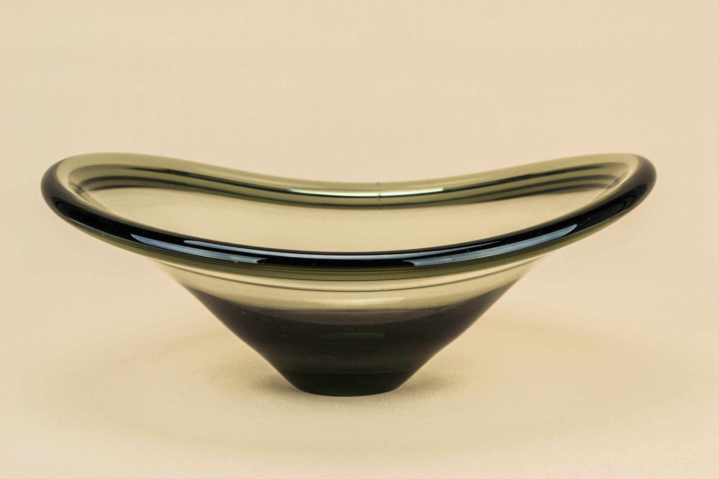 Mid-century Modern Glass — Imposing grey glass bowl 1