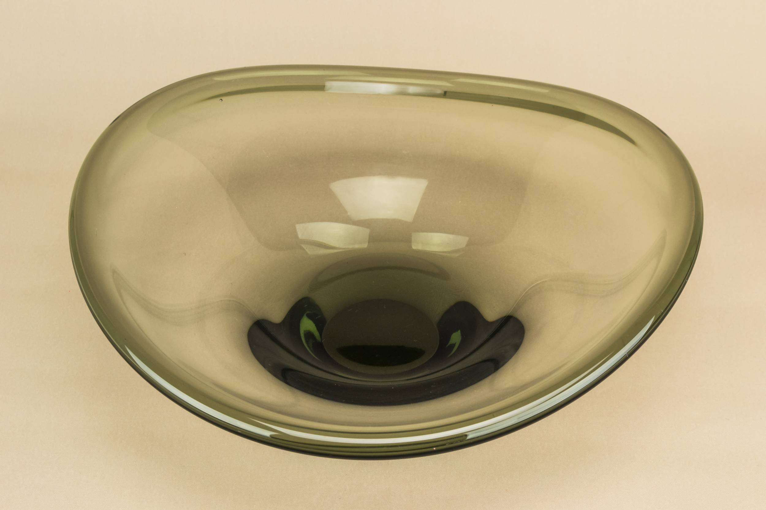 Mid-century Modern Glass — Imposing grey glass bowl 3
