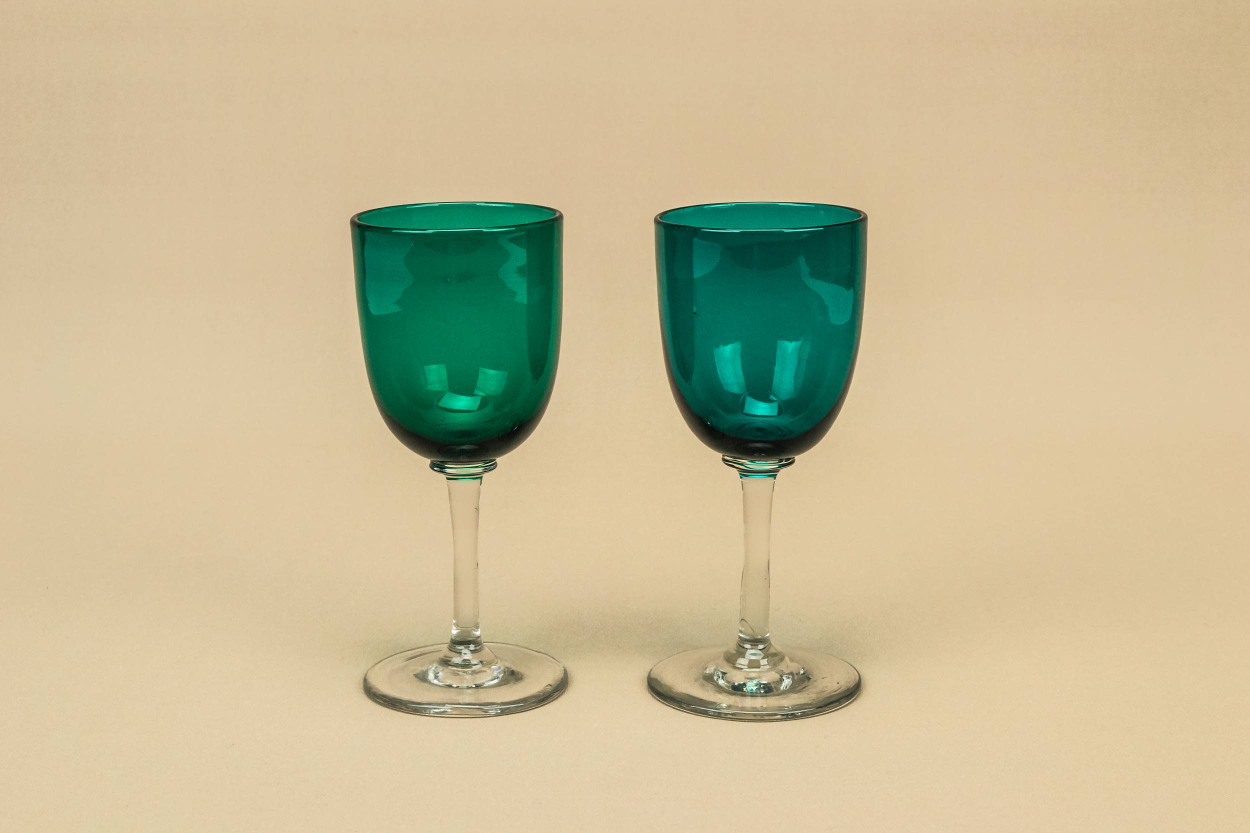 English Green Elegant — 2 green dessert wine glasses