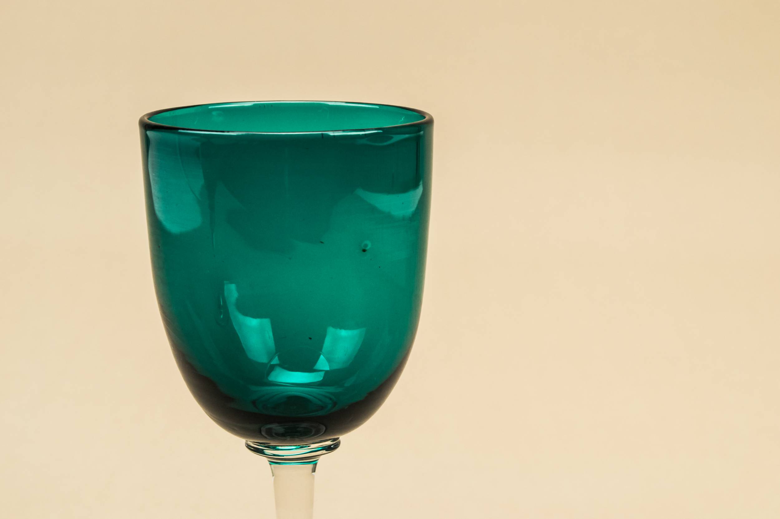 English Green Elegant — 2 green dessert wine glasses 3