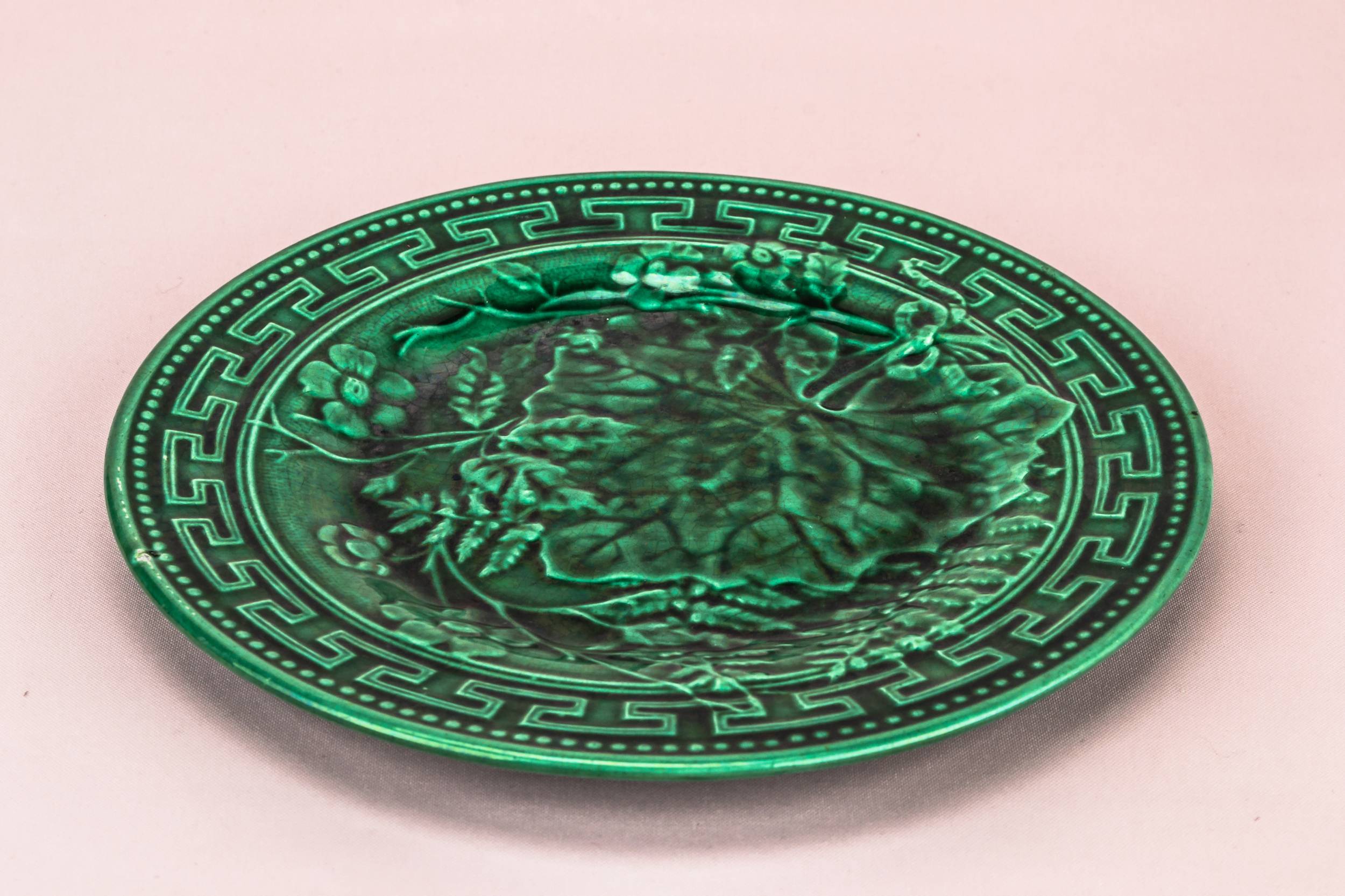 Opulent Antique Floral — Green majolica medium plate 1