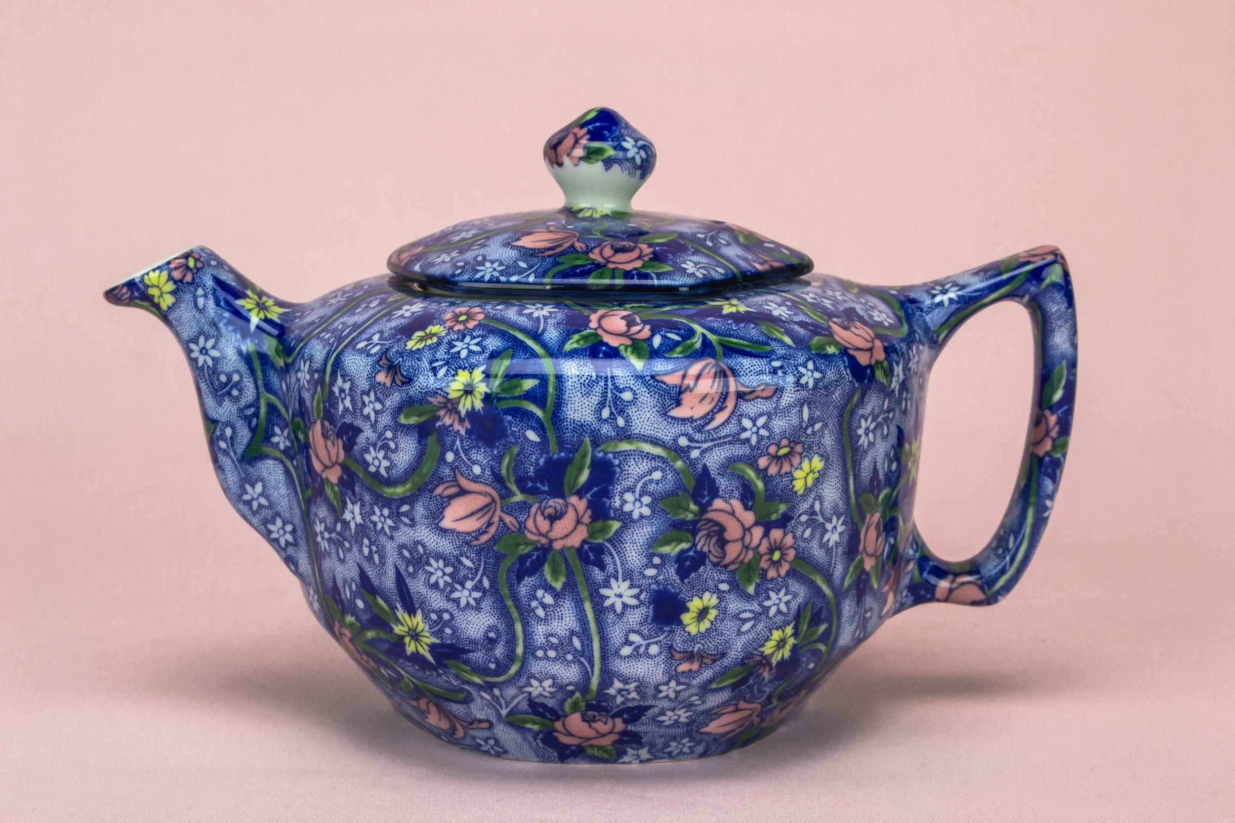Retro Porcelain Chintz — Tea set in blue white & pink 3