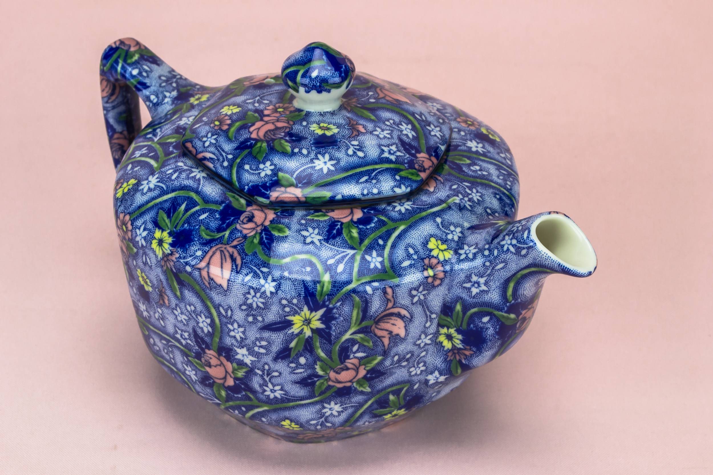 Retro Porcelain Chintz — Tea set in blue white & pink 4