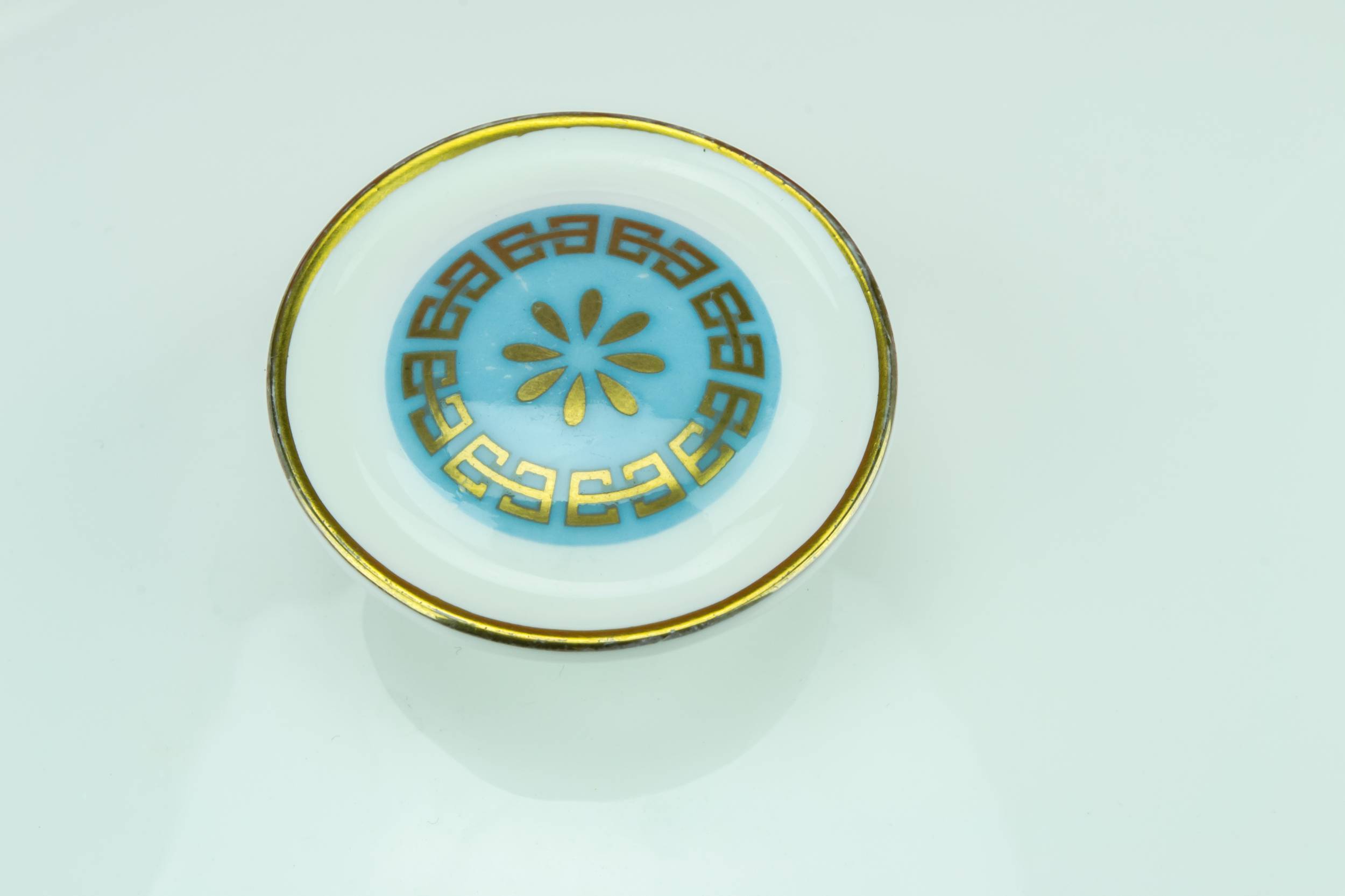 Elegant Porcelain Round — Gilded Royal Doulton tureen 4
