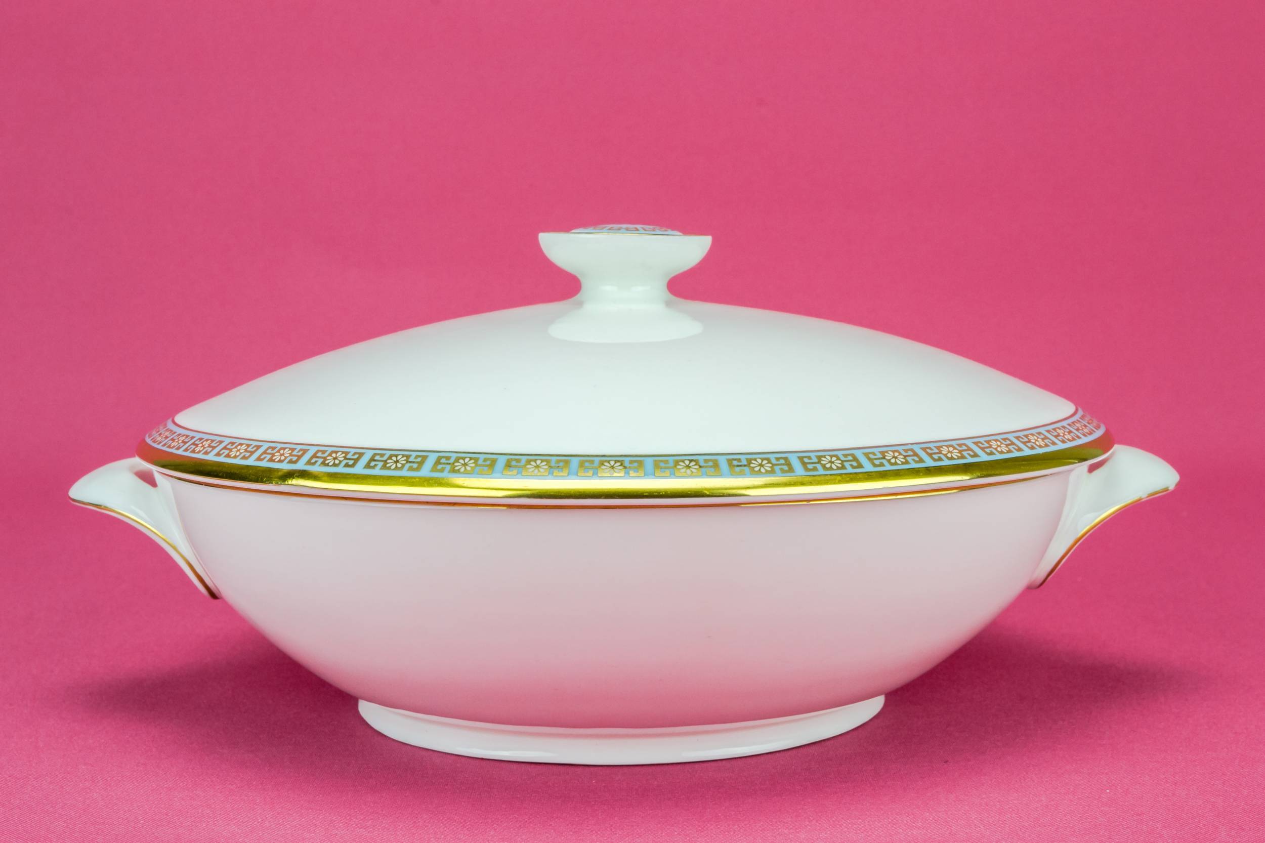 Elegant Porcelain Round — Gilded Royal Doulton tureen 5