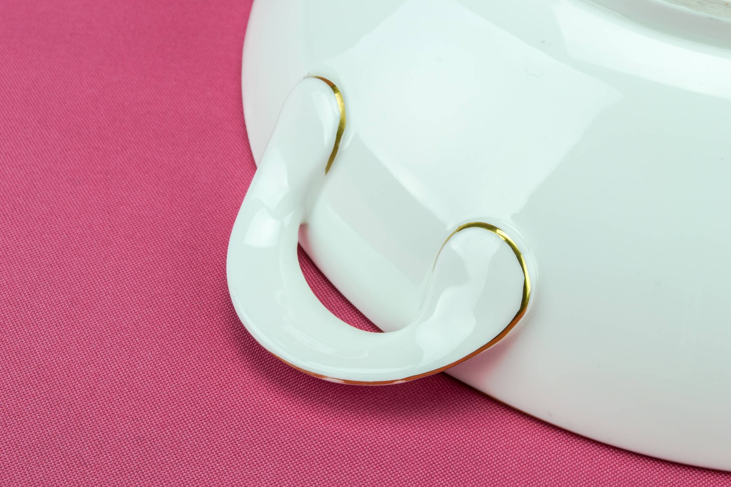 Elegant Porcelain Round — Gilded Royal Doulton tureen 3