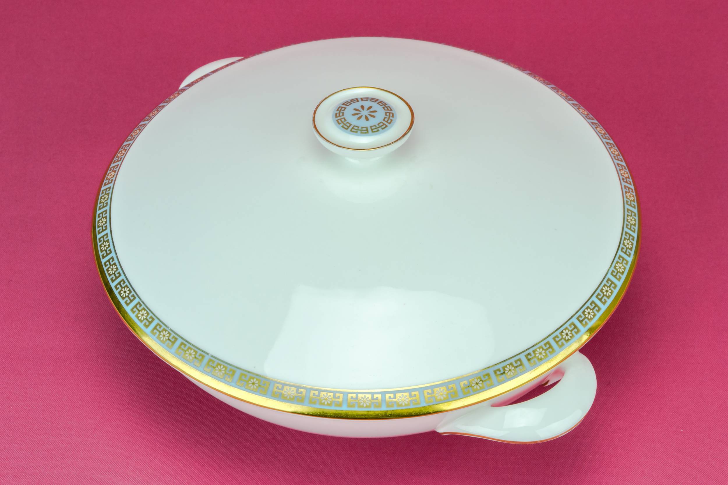 Elegant Porcelain Round — Gilded Royal Doulton tureen 1