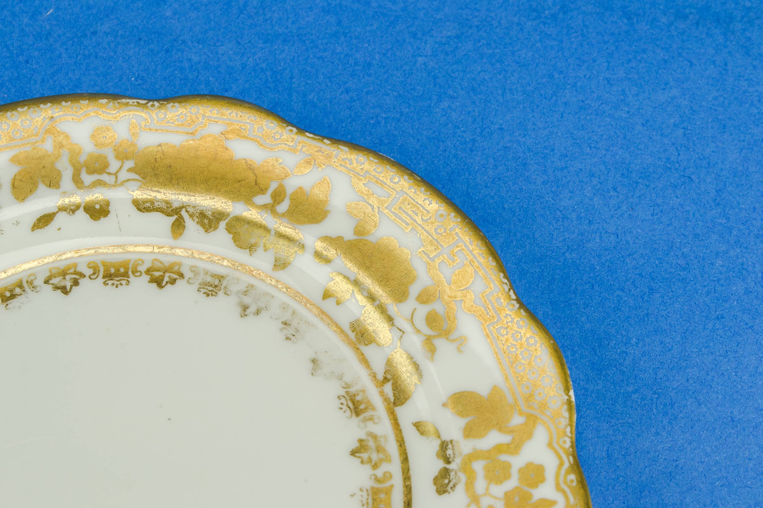 Shabby Chic Porcelain — 4 small gold plates 1