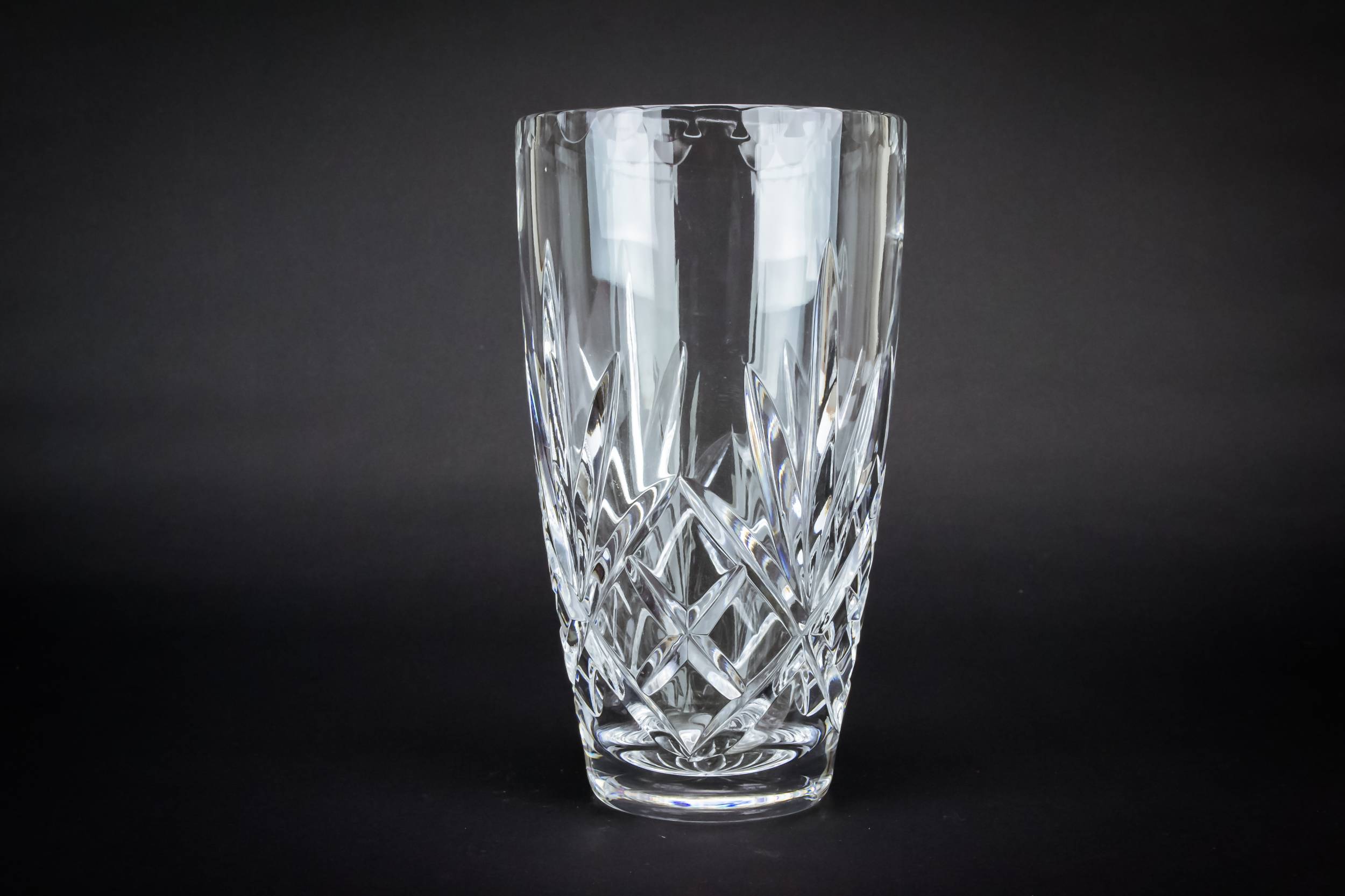 Vintage Traditional Diamond — Cut glass flower vase