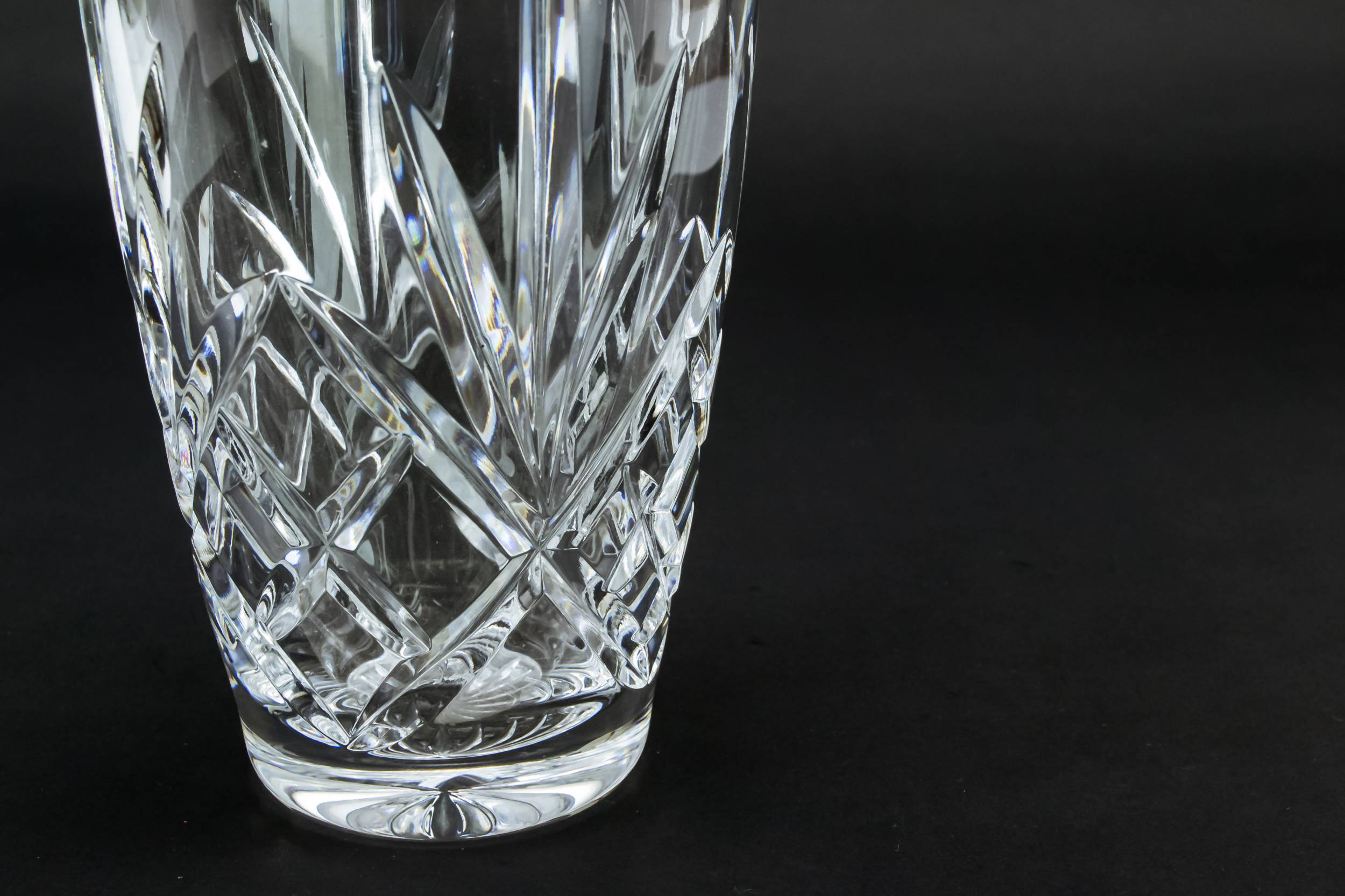 Vintage Traditional Diamond — Cut glass flower vase 2