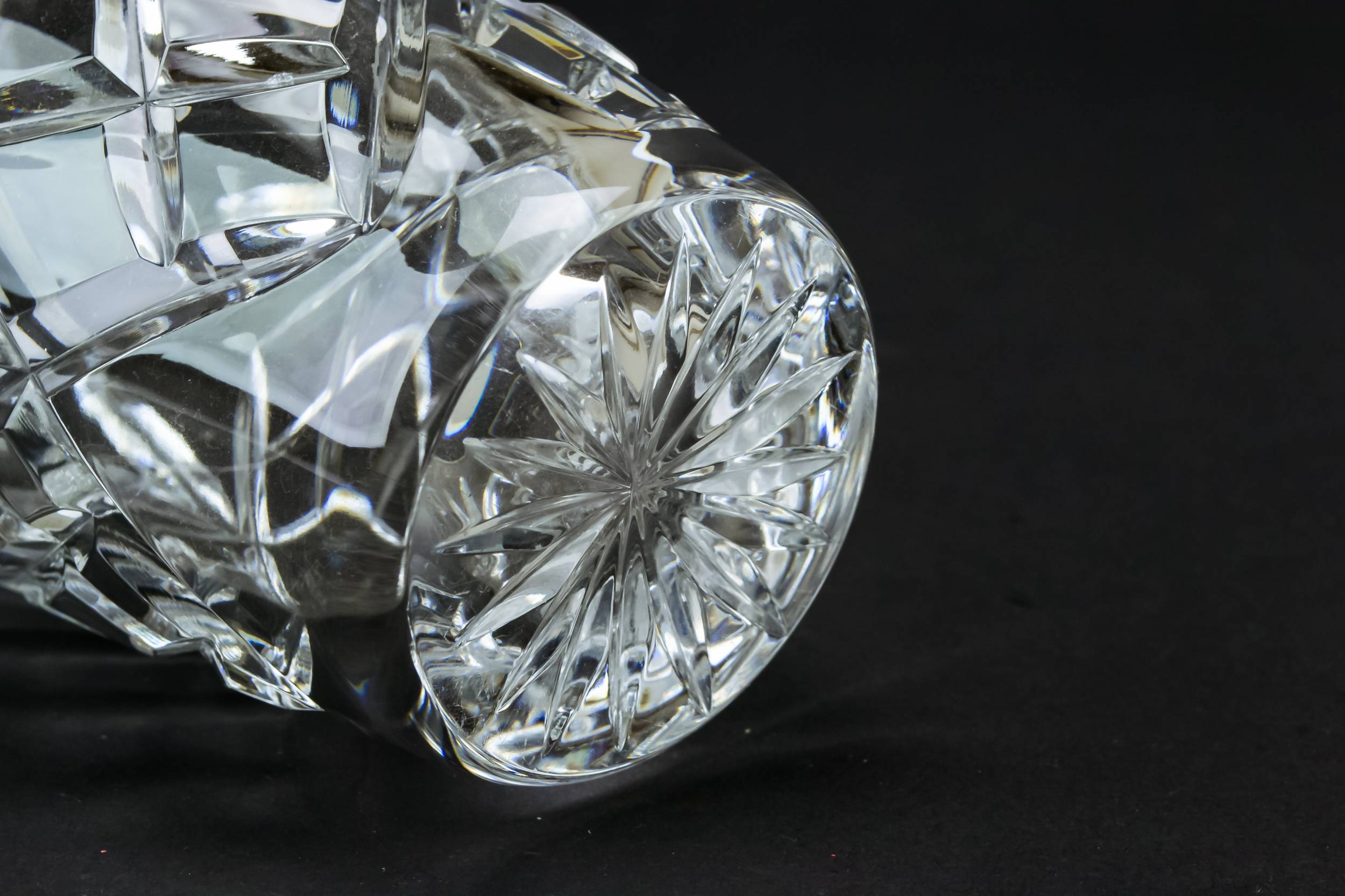 Vintage Traditional Diamond — Cut glass flower vase 3